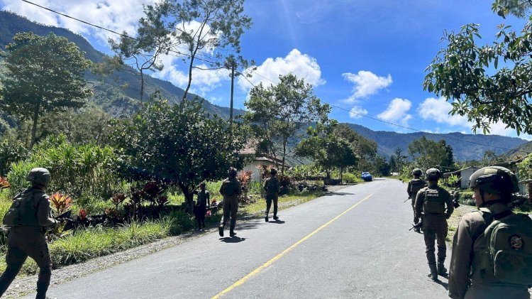 Satgas Damai Cartenz Hadir di Tengah Warga Muara Puncak Jaya Lewat Patroli Jalan Kaki