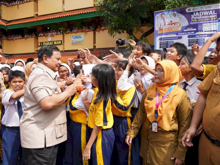 Guru SMPN 111 Jakarta Bahagia Dikunjungi Prabowo: “Luar Biasa Bangga!”