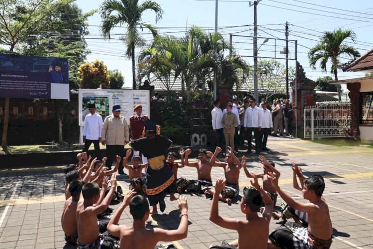 Prabowo Cek Langsung Perkembangan Sekolah Rakyat di Bali, Disambut Semarak Tari Kecak dari Siswa