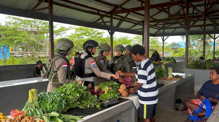 Di Balik Ramainya Pasar Keyabi Nduga, Senyum Mama Papua dan Polwan Damai Cartenz Rajut Rasa Aman dan Nyaman